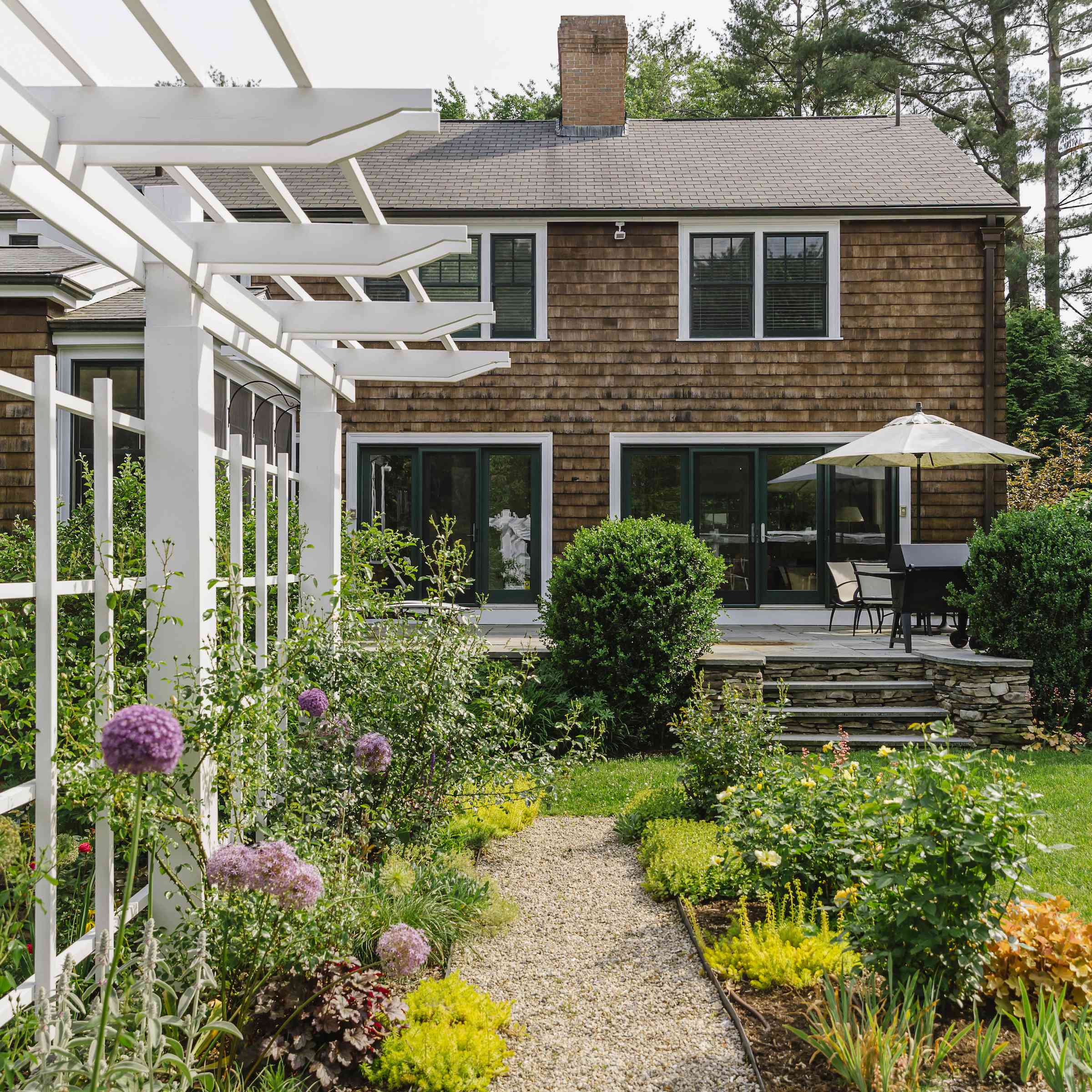 花床行在垂直的格子旁边。