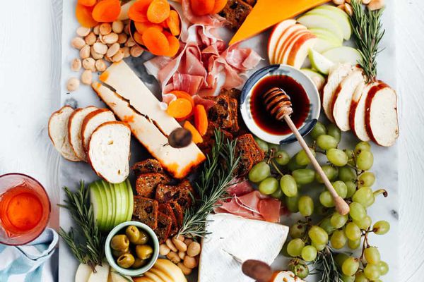 如何储存奶酪-自制奶酪板与葡萄，布里干酪，切达干酪和苹果