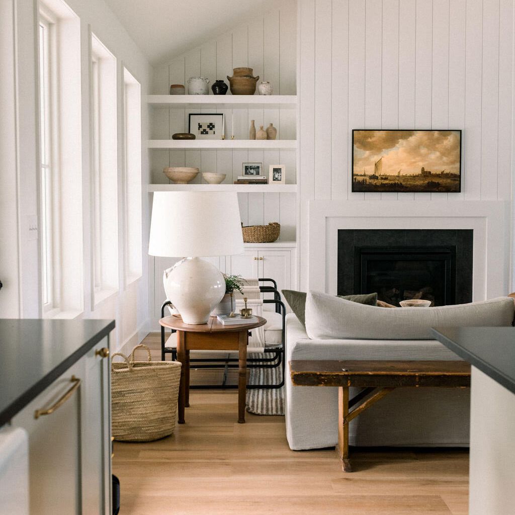 带有内置架子的起居室