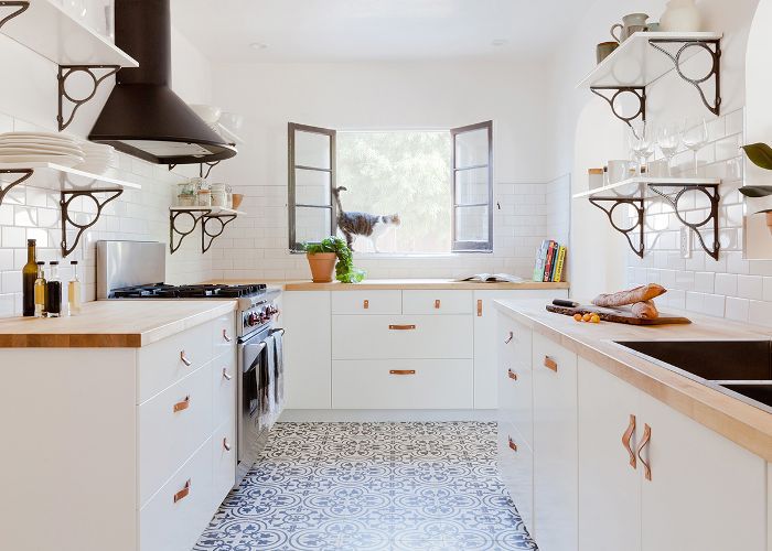 明亮，全白色的厨房