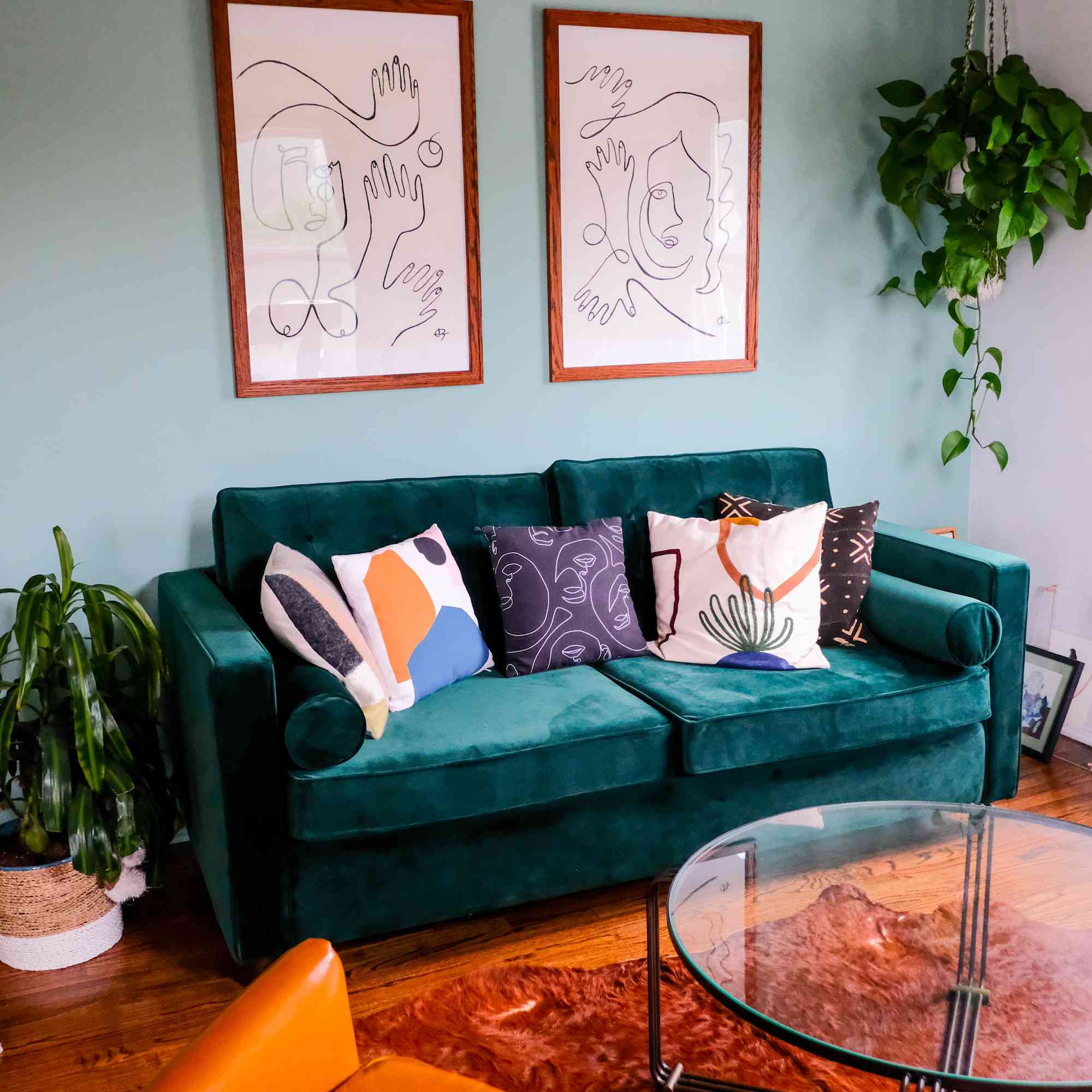 多彩的生活空间将蓝绿色沙发。