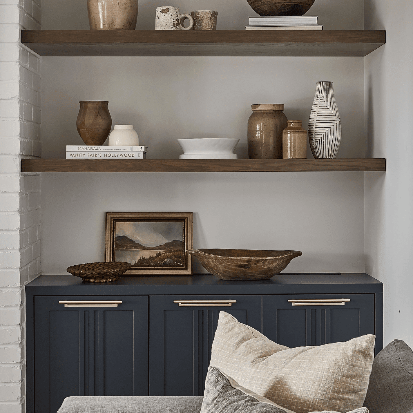 书架与古董装饰件。