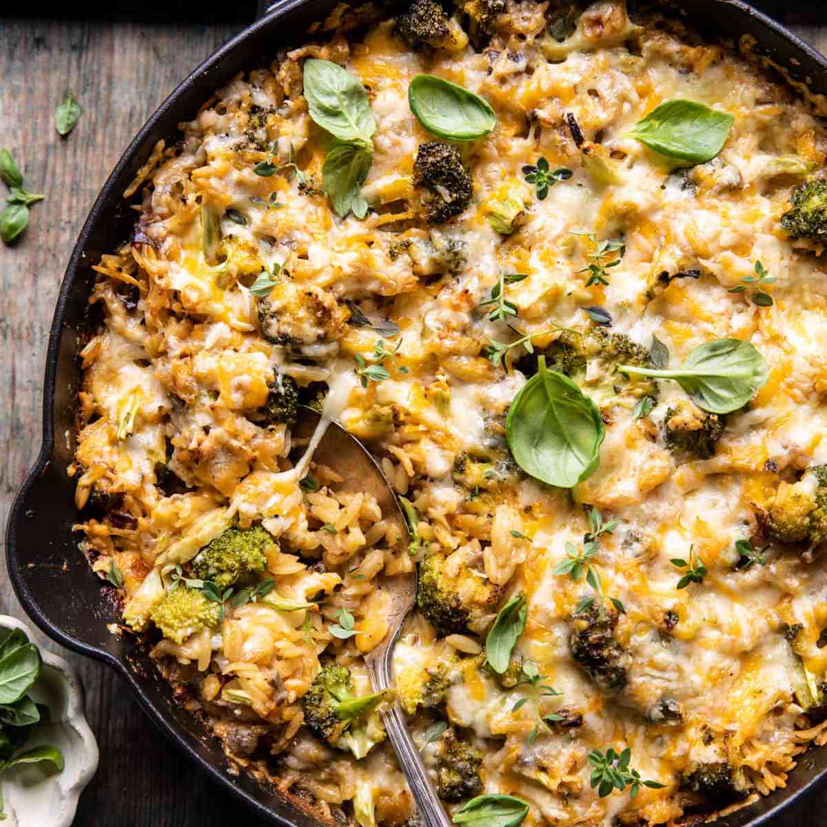 西兰花，切达干酪，烤面包