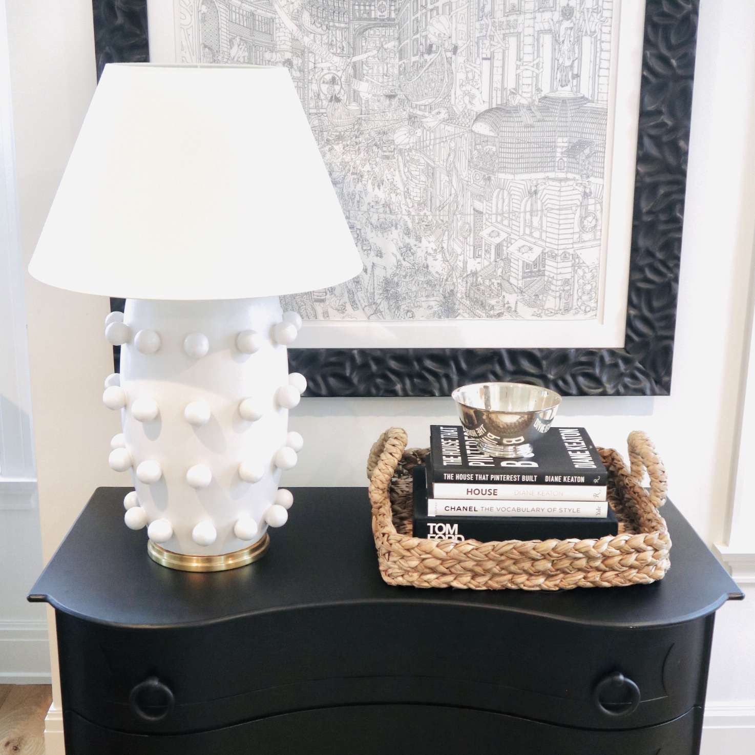 黑色的梳妆台，白色的台灯。