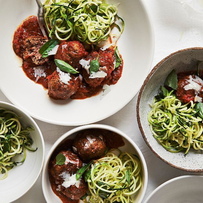 螺旋西葫芦意大利面和肉丸