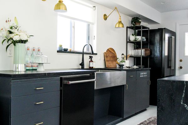 厨房用黑暗的橱柜和白色墙壁