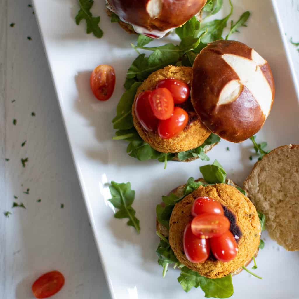 鹰嘴豆、甘薯泥和蒜泥蛋黄酱