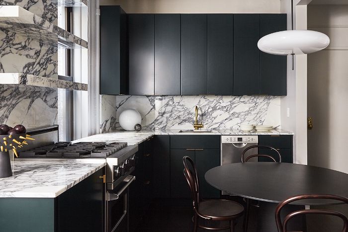 有大理石台面和防溅板厨房