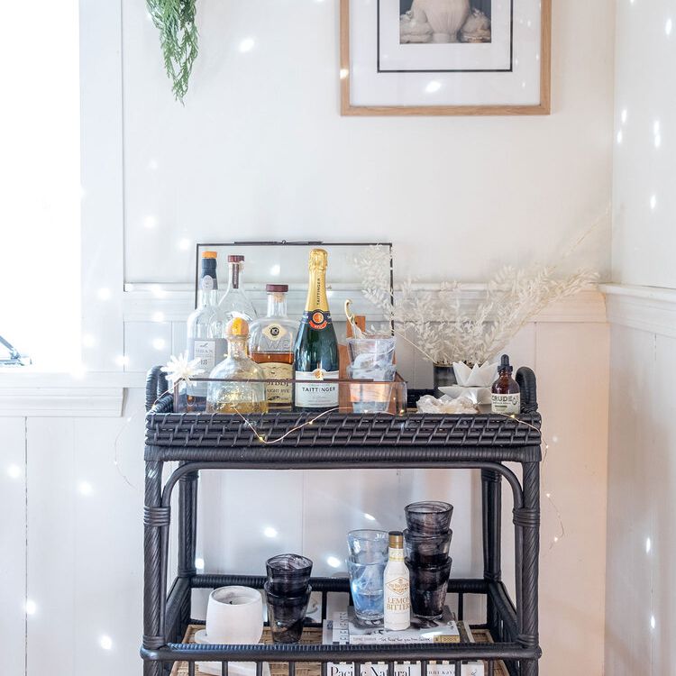 黑色酒吧推车在明亮的角落