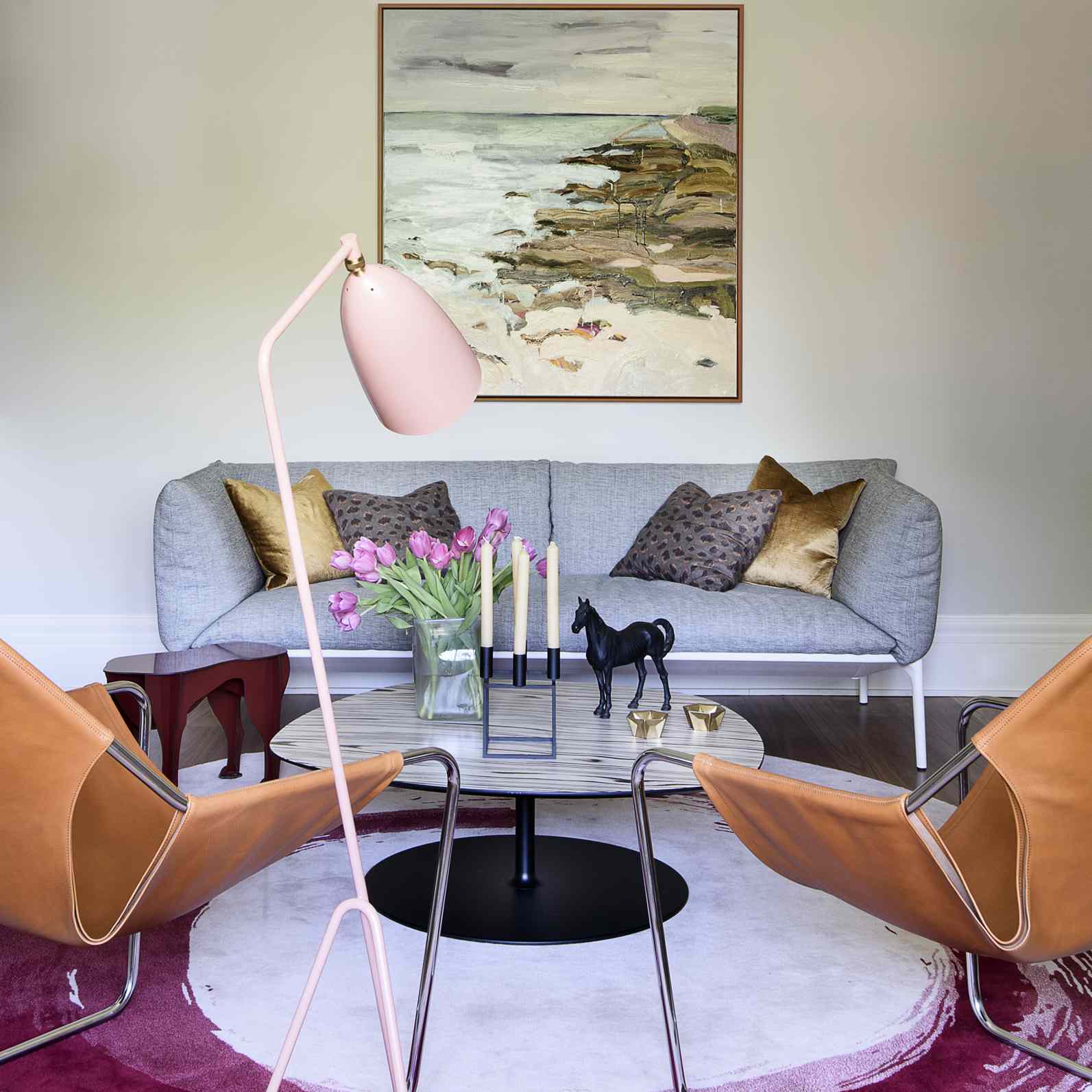 高低装饰用品，艺术品和家具的周到混合物A世纪中期风格的客厅。