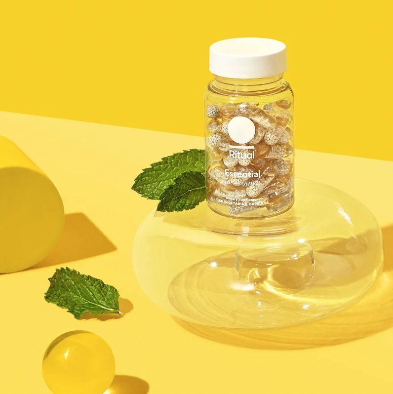 一瓶以黄色为背景的薄荷叶维他命。
