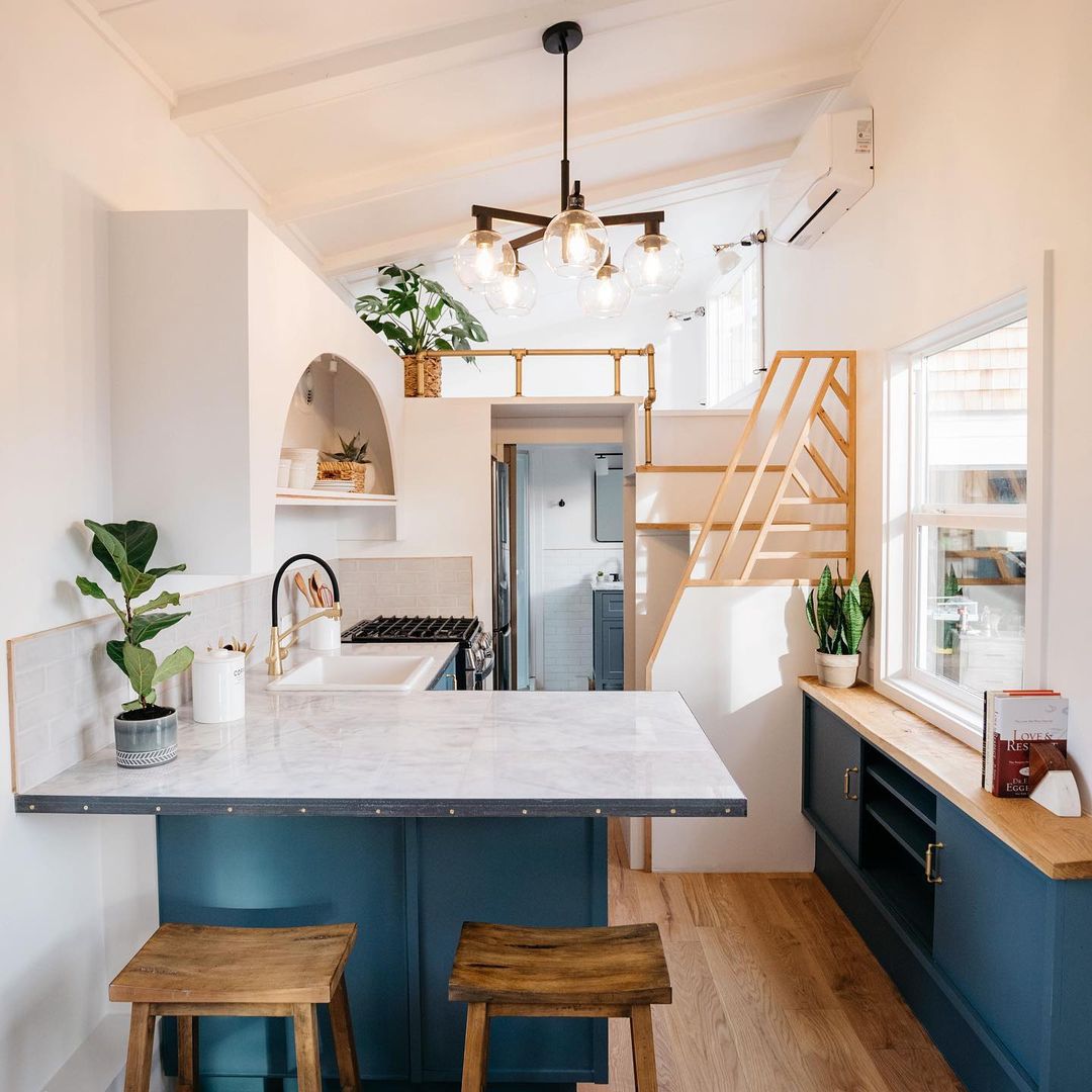 微小的家庭厨房内部有小野鸭计数器和大理石台面的。