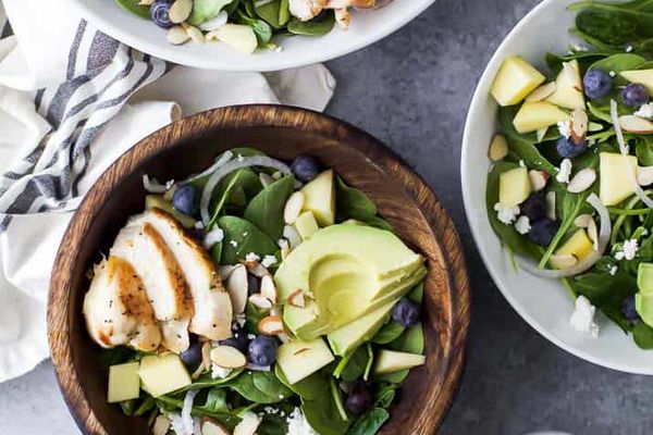 牛油果芒果鸡肉沙拉
