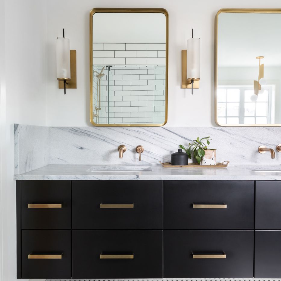 装饰艺术浴室，长方形的黄金镜子，金色的金属烛台，和配套的黄金硬件