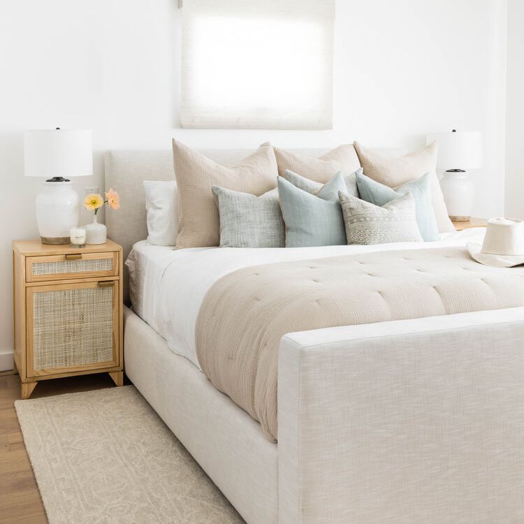 亚麻被褥的中性卧室。