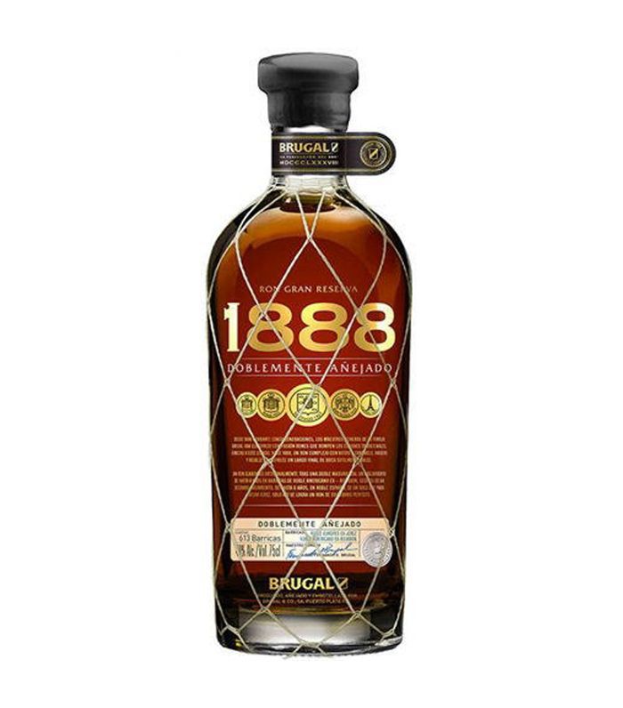 一瓶1888年Brugal罗恩特级珍藏熟悉的朗姆酒。