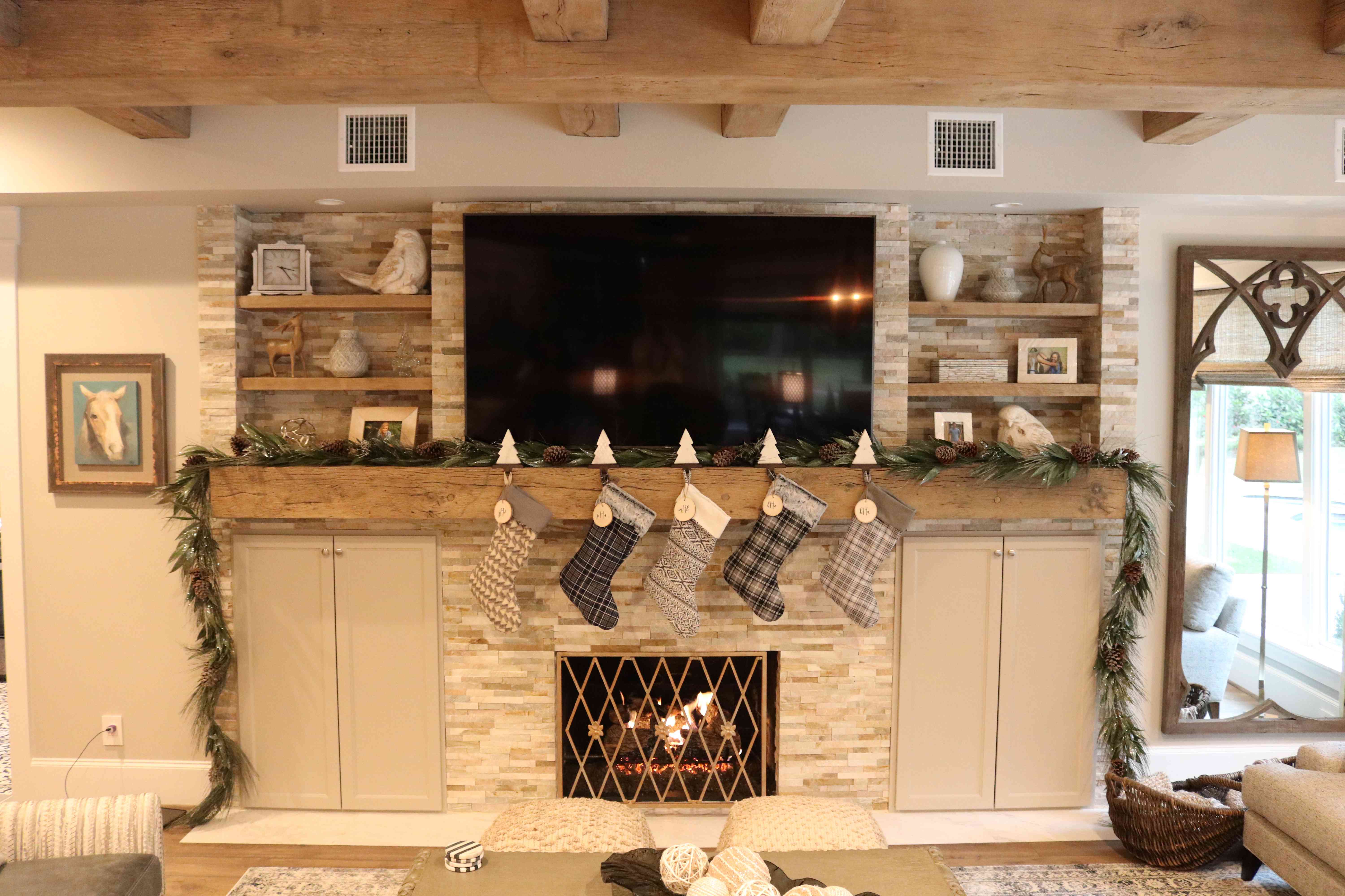 长筒袜挂在斗篷上。