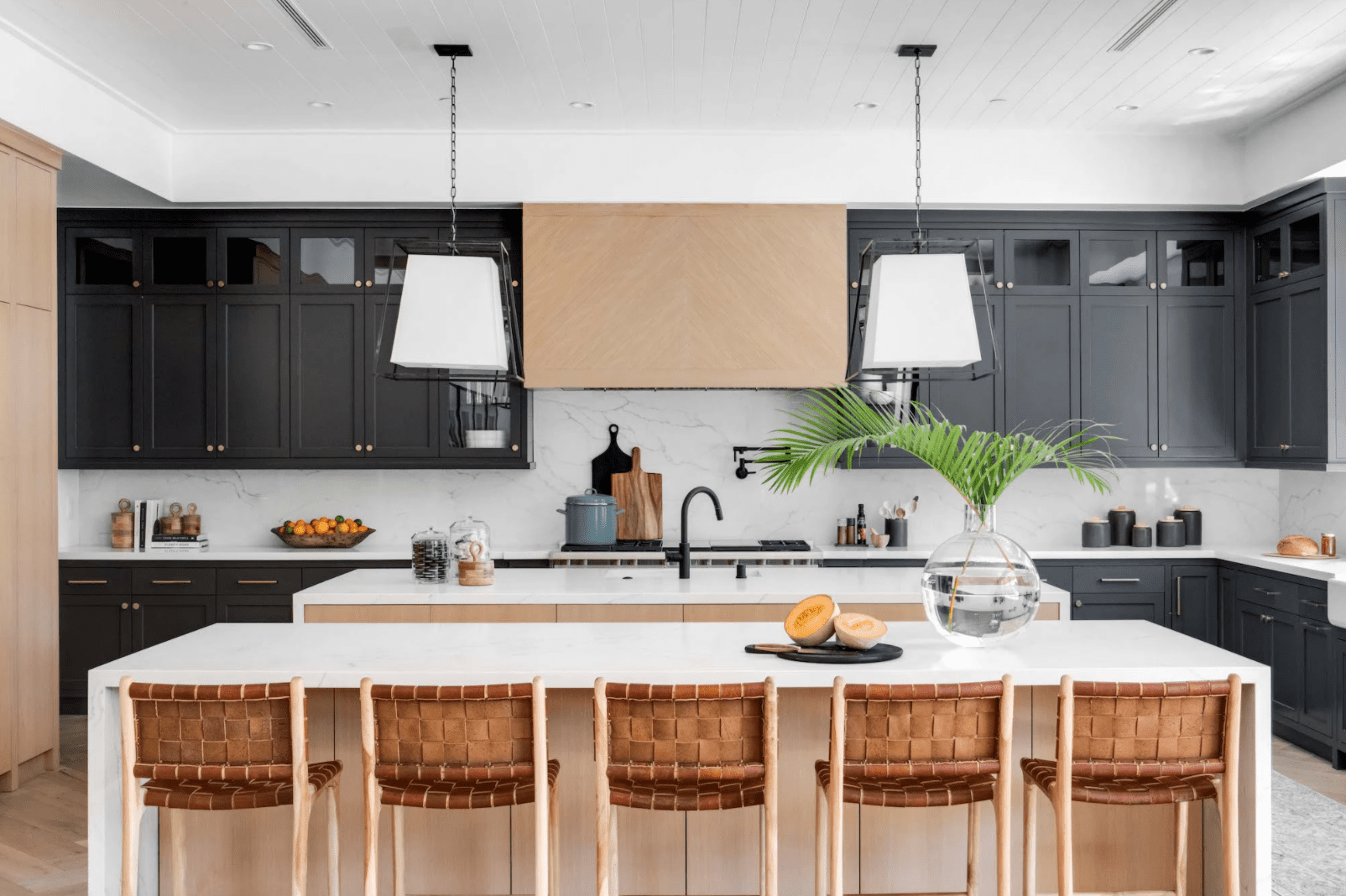 有两个厨房岛屿的开放式概念厨房