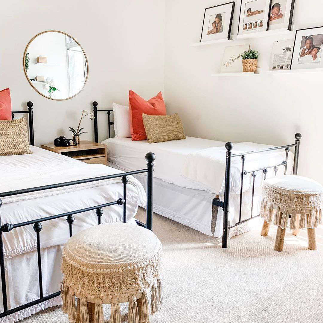 卧室有两张单人床白色床罩