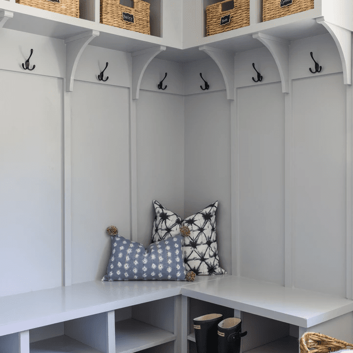 浅灰色的储藏室里摆放着架子和衣架