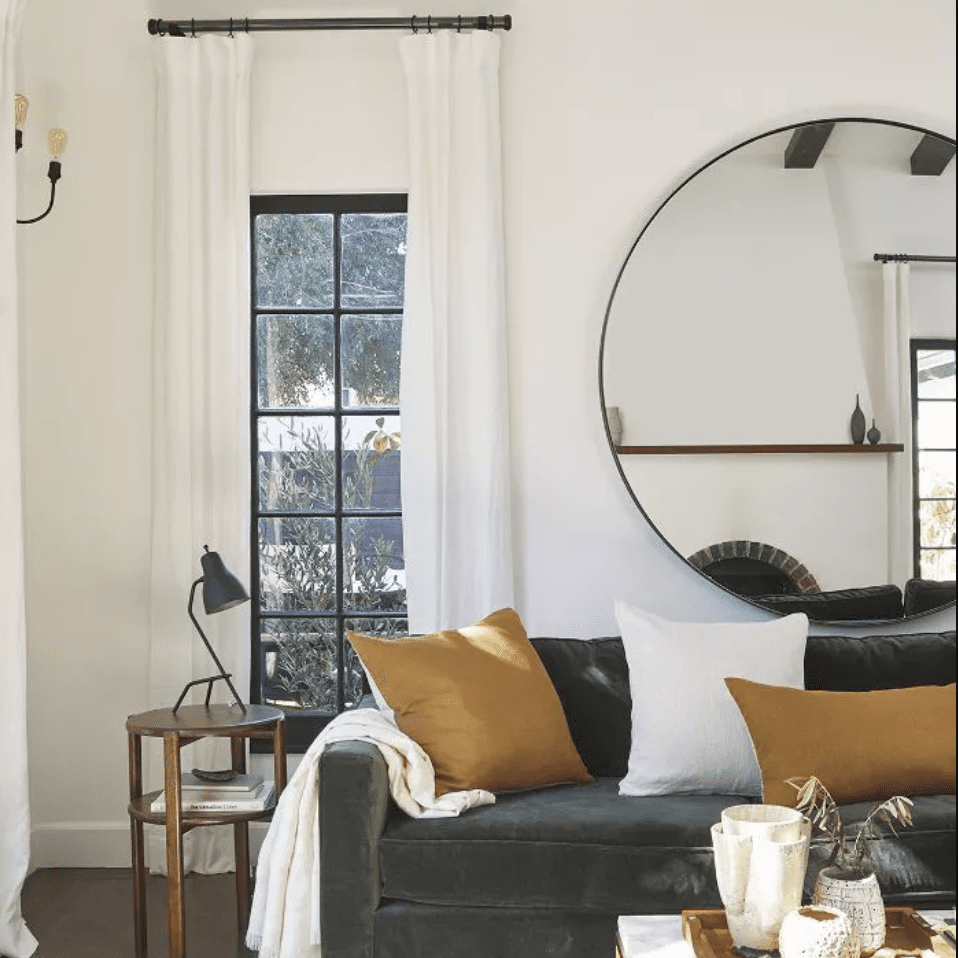 客厅的光区地毯与暴露的横梁