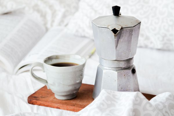 早上的咖啡和咖啡杯