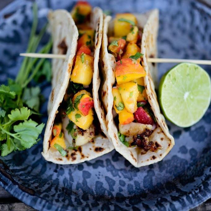 烤墨西哥卷饼配桃汁