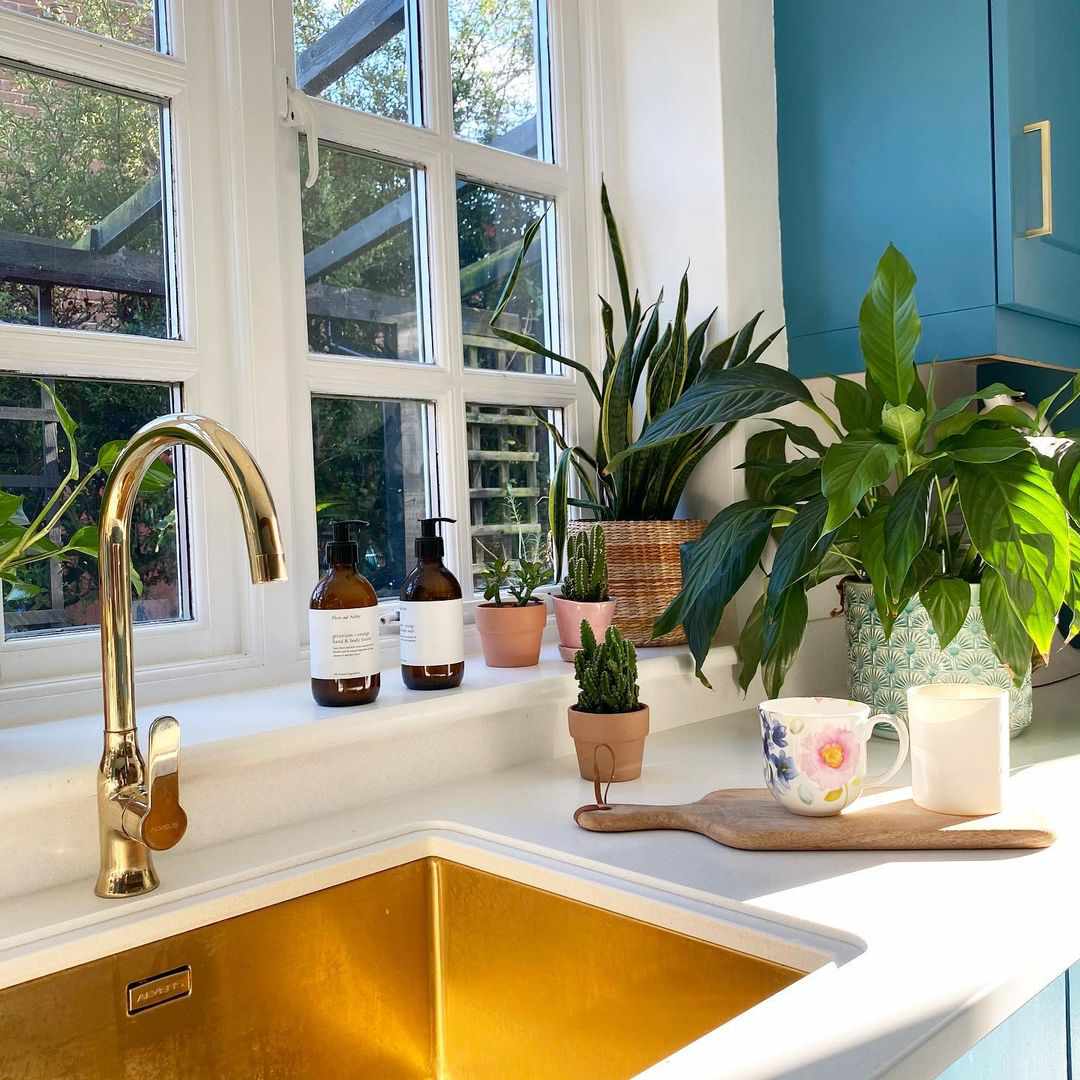 蓝色的橱柜和金色的水槽