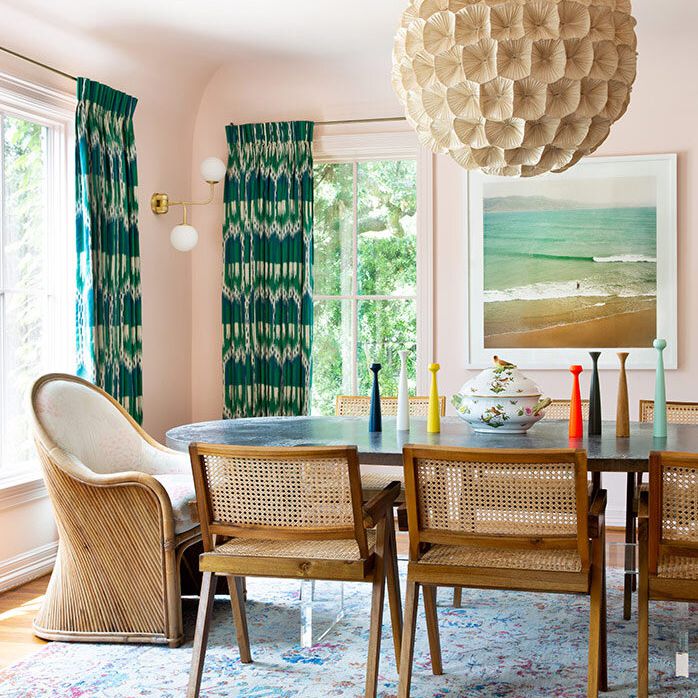 用餐厅配有藤椅和浅粉红色的墙壁。