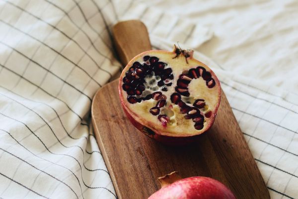 在切板的石榴。