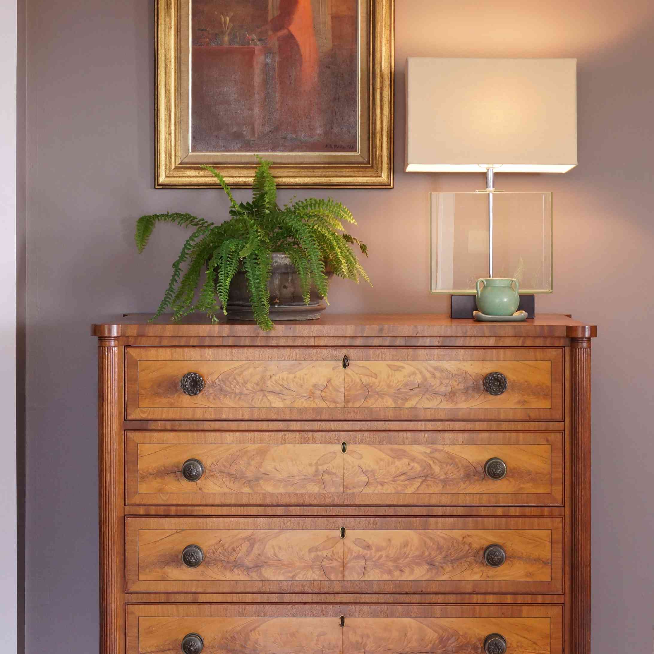 梳妆台有艺术品在它上面