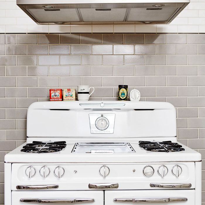 老式灶具在厨房新