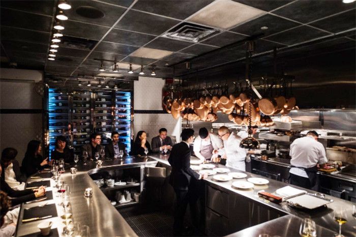 在布鲁克林餐厅，人们围着厨师的桌子