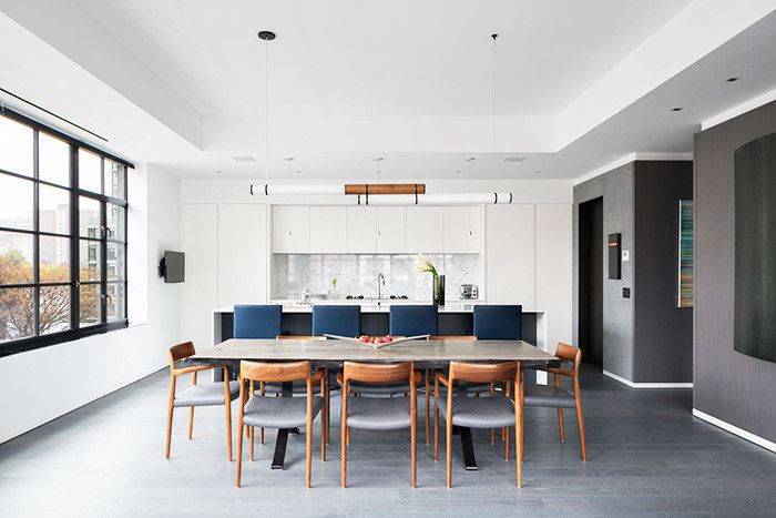 厨房用暗灰色的墙壁