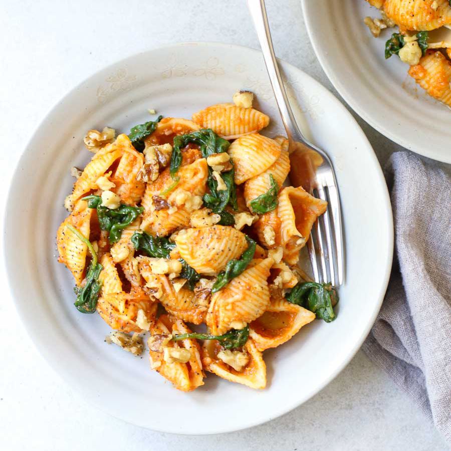 南瓜面团用核桃和菠菜