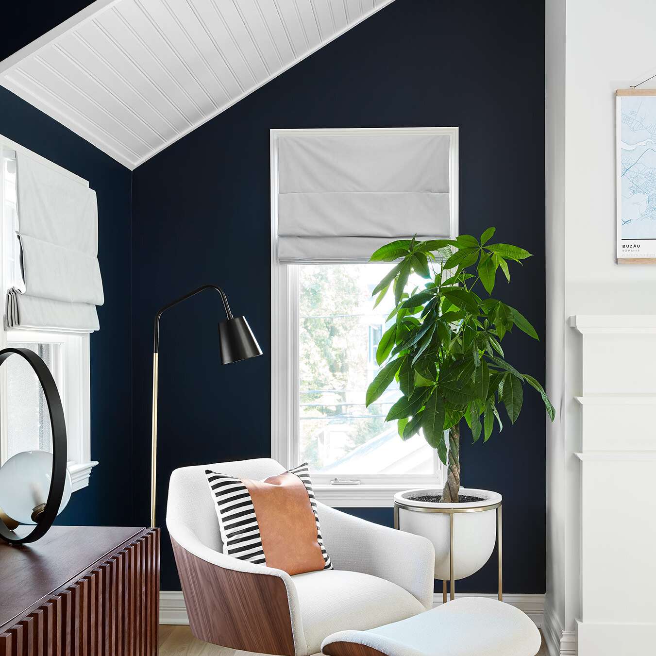 带靛蓝墙壁和白色天花板的卧室角落