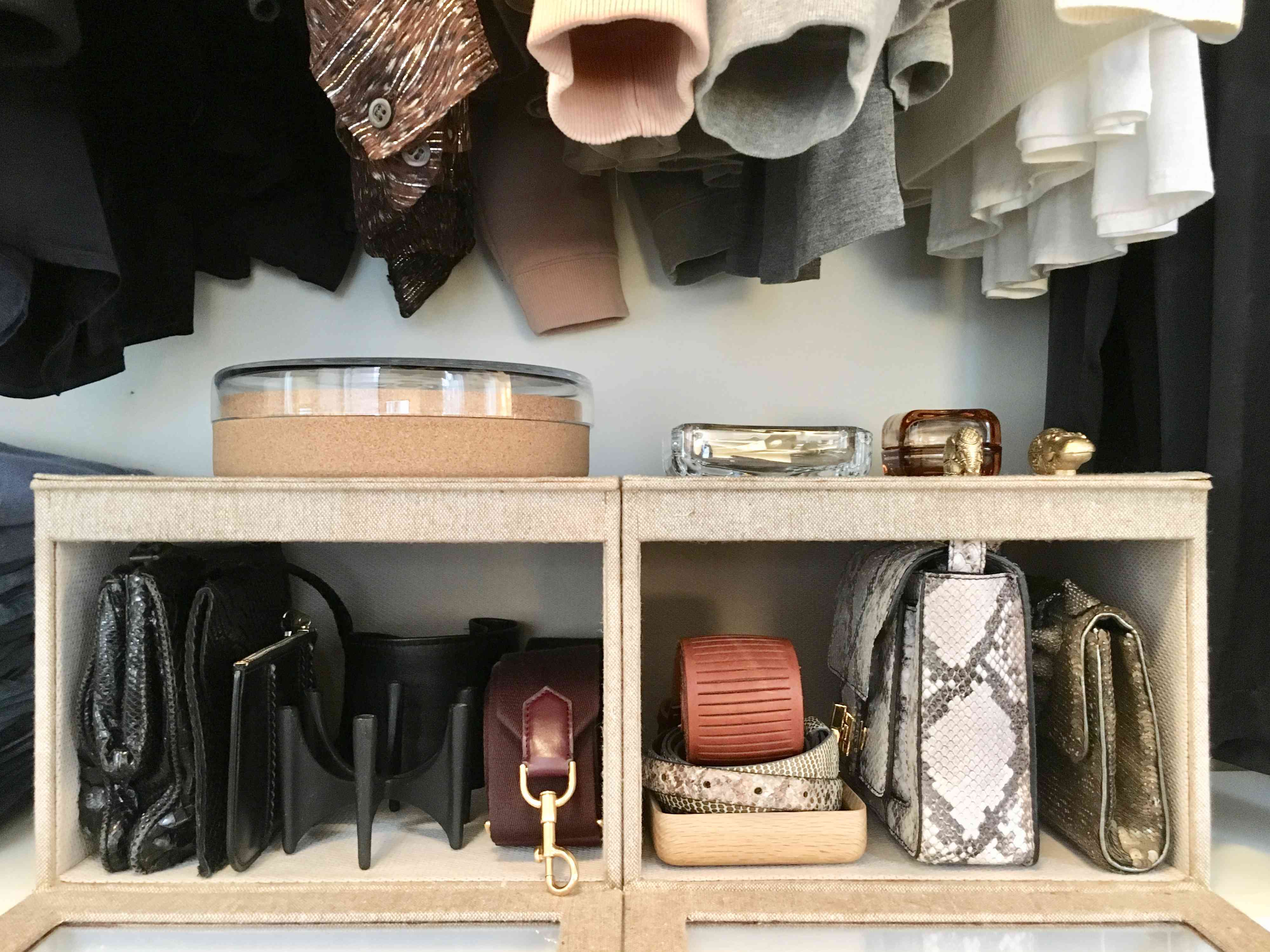 有收集箱的壁橱