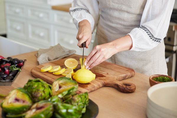 切片柠檬的厨房的妇女烹调的