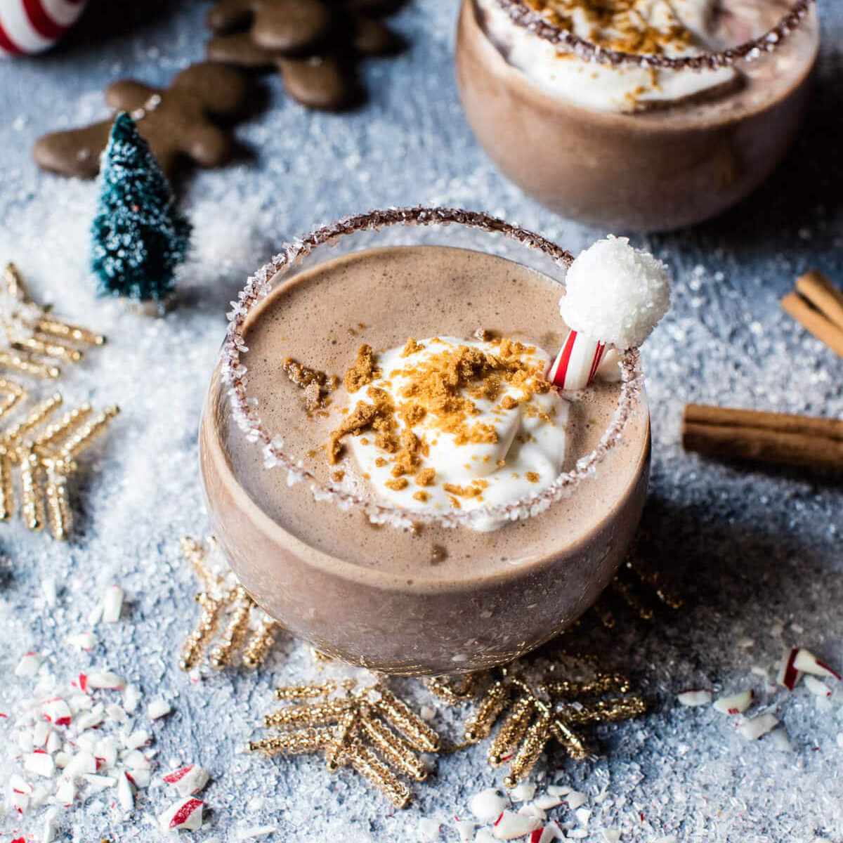 甜点鸡尾酒点缀着糖果条和生奶油。