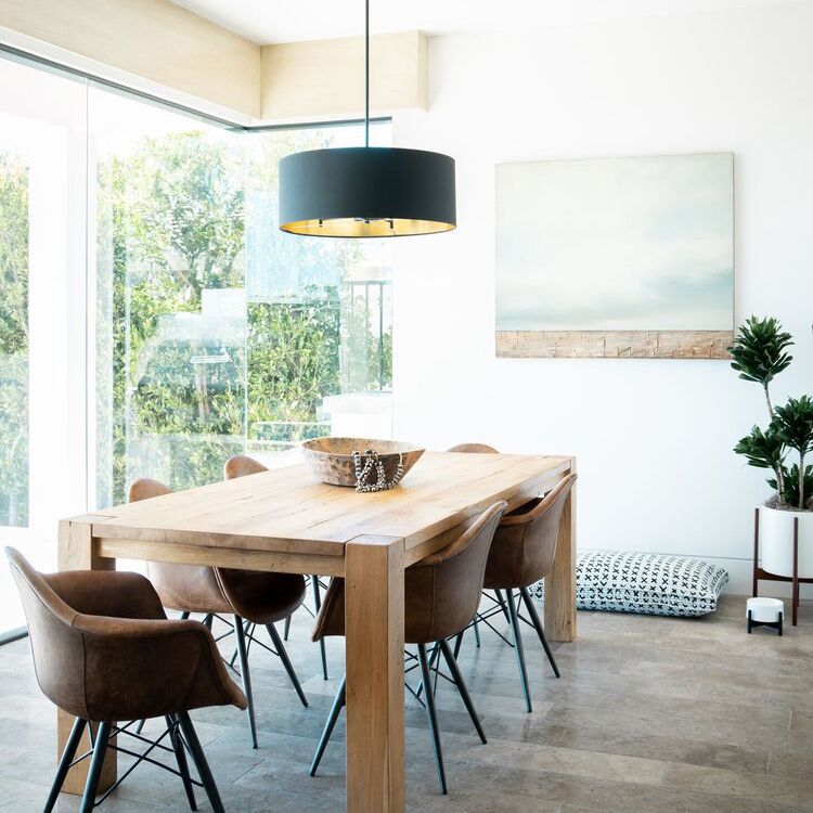 一种木制餐桌，上面有一个装饰碗，上面装饰着一个串珠花环