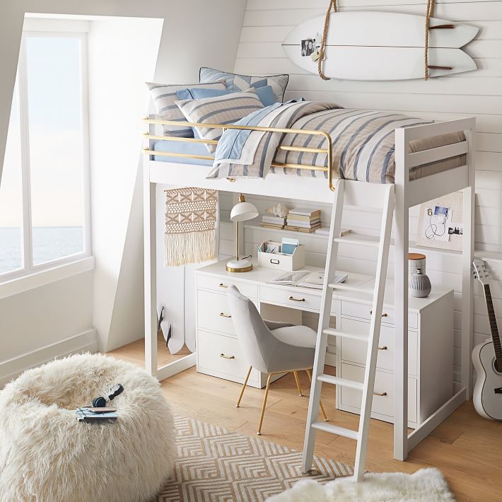 人造毛皮豆袋和地毯上的纹理在青少年的卧室。