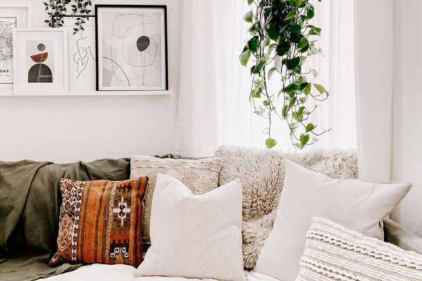 Boho Scandi客厅与吊厂。