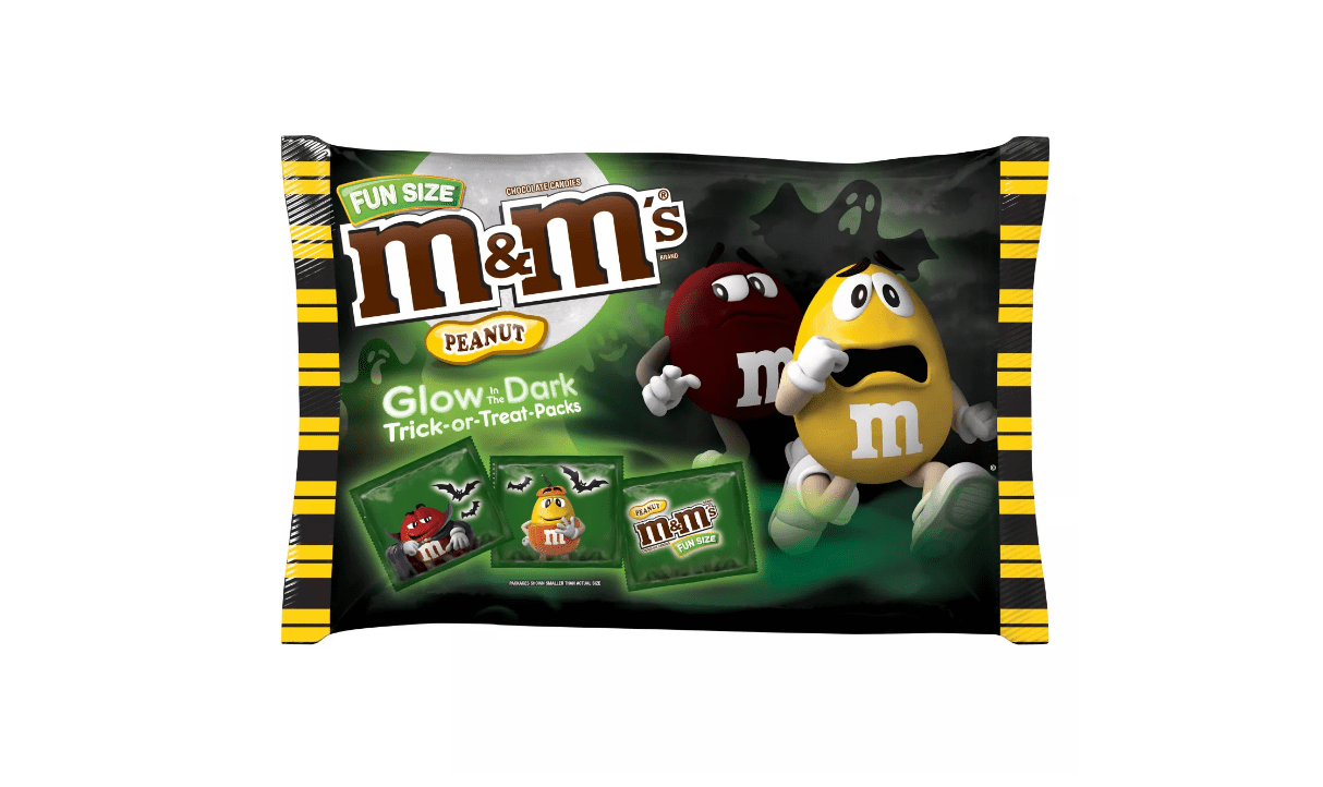 一个袋子充满有趣的大小m&m巧克力豆与个人在黑暗中发光的包。