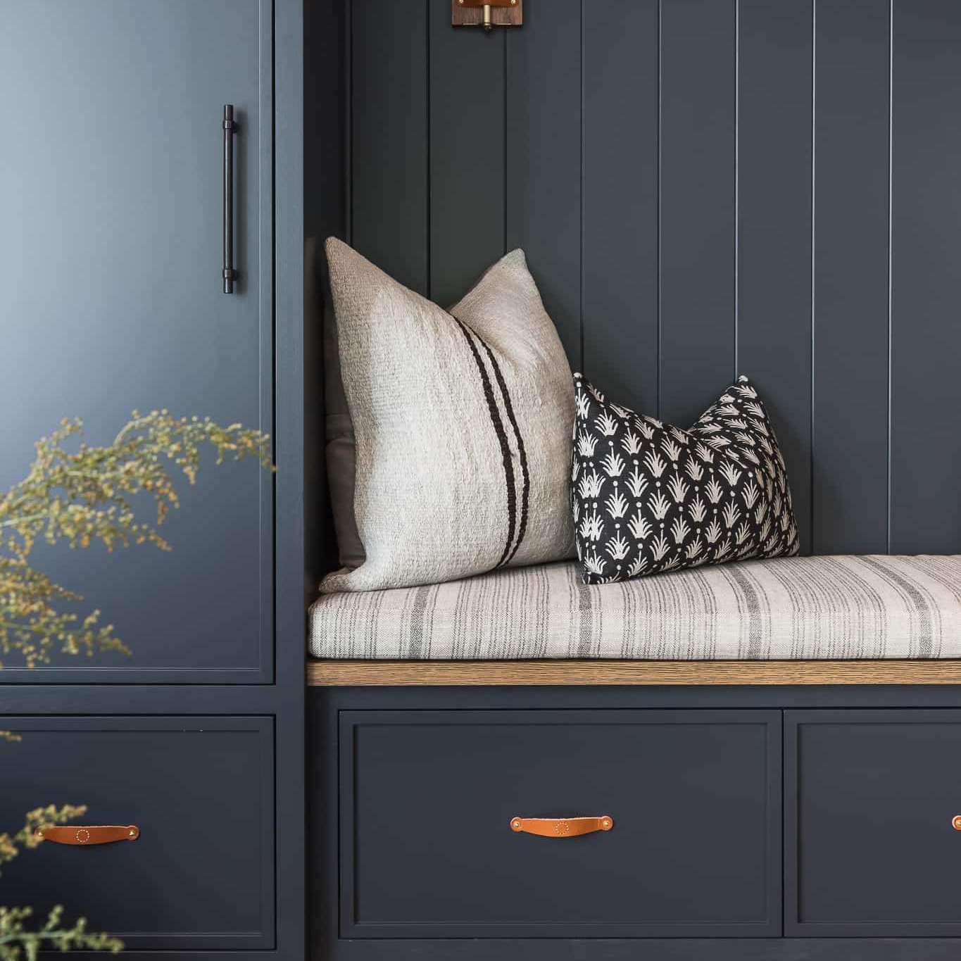 有几个橱柜和抽屉的海军储藏室