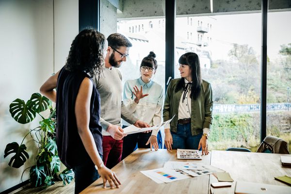 与室内设计师夫妇会议。