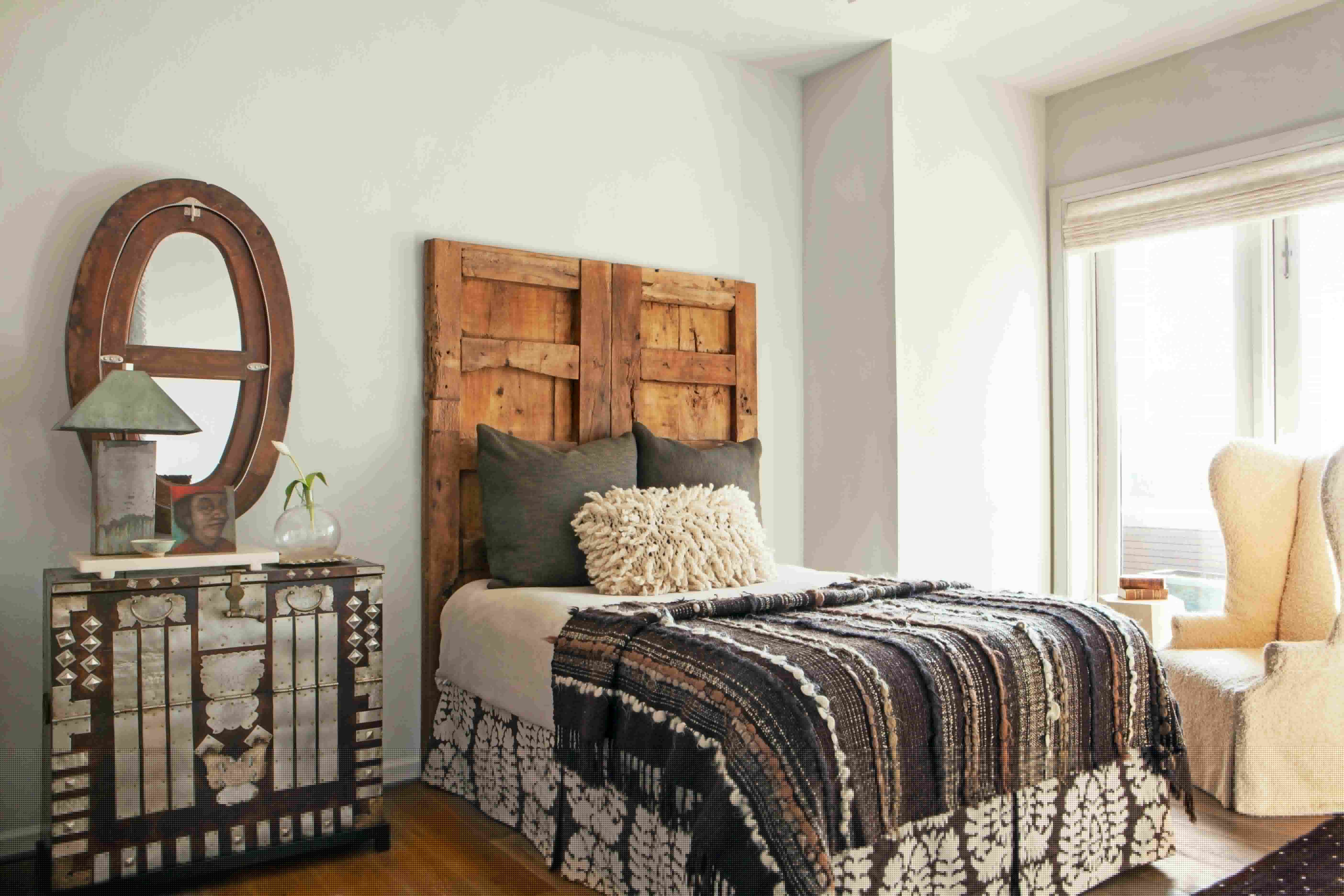 一个折衷的卧室，展示纹理的理想并列。