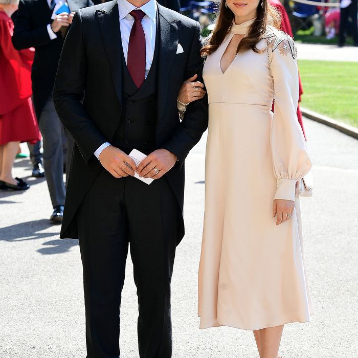 梅根和哈里的皇室婚礼嘉宾服装:帕特里克·j·亚当斯(Patrick J. Adams)和特里安·贝利萨里奥(Troian Bellisario)