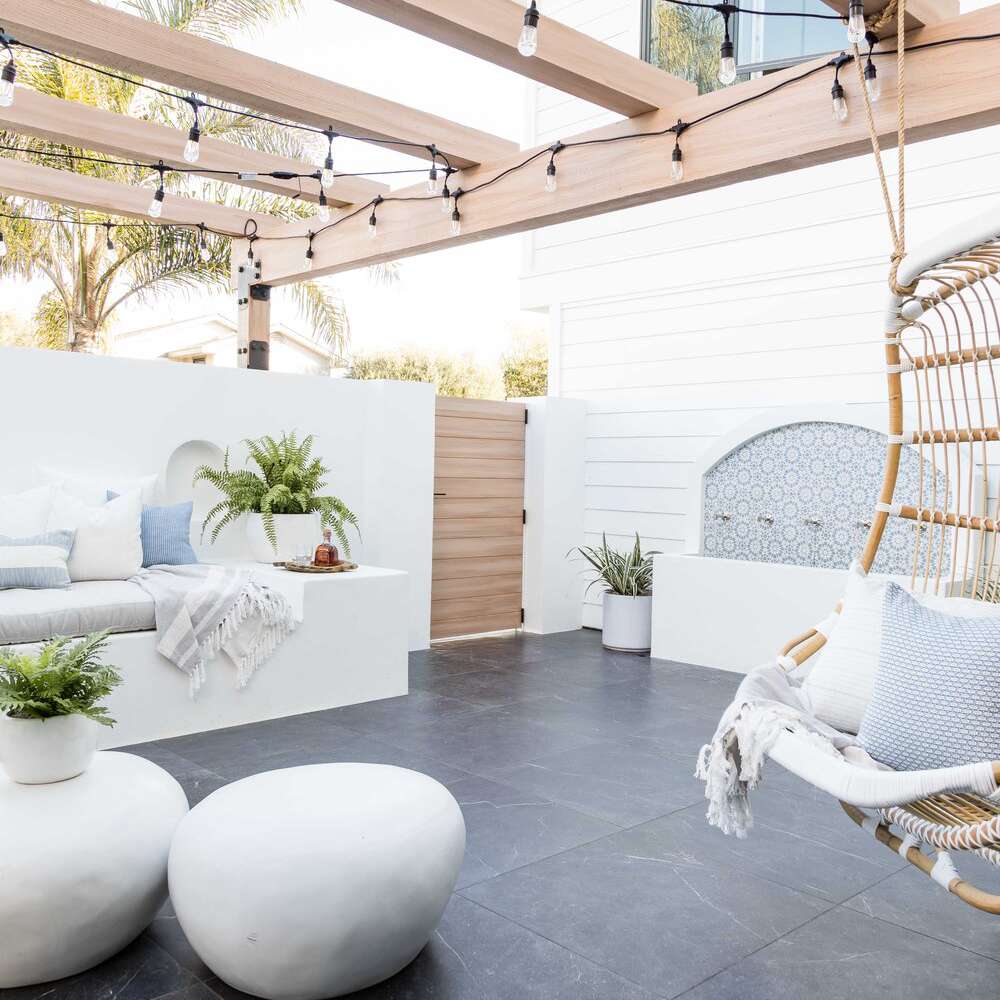 有吊灯的庭院。