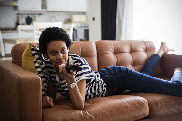 年轻女子在家里看电视