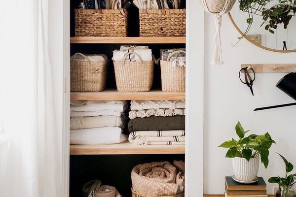 大厅壁橱没有门和亚麻布